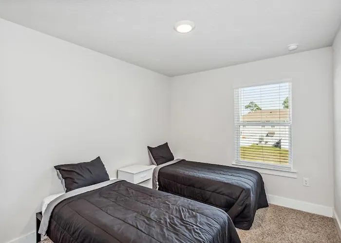 Luxury Townhome Near Downtown And Apartment
