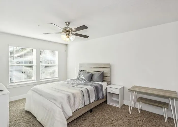 Luxury Townhome Near Downtown And *
