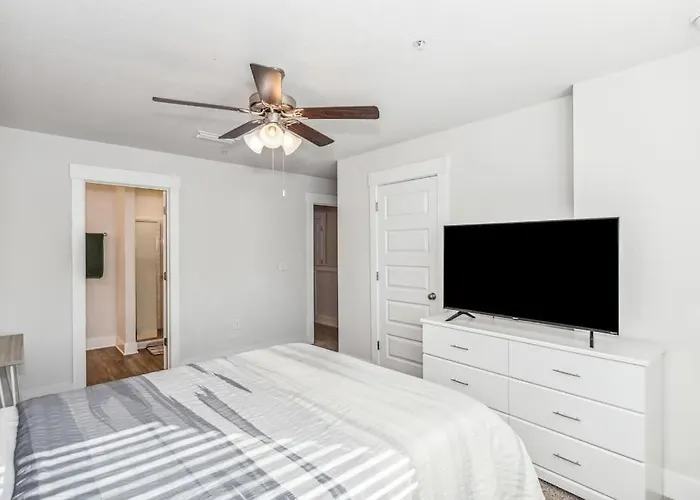 Luxury Townhome Near Downtown And Pensacola