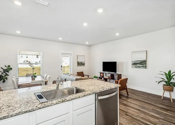 Luxury Townhome Near Downtown And Apartment