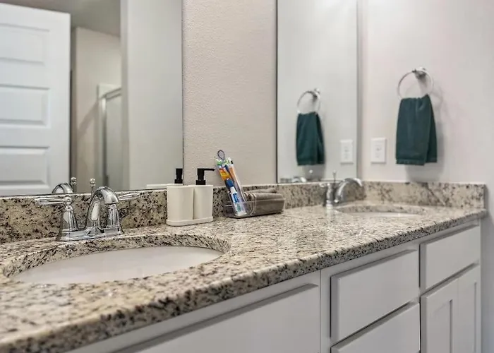 Luxury Townhome Near Downtown And *