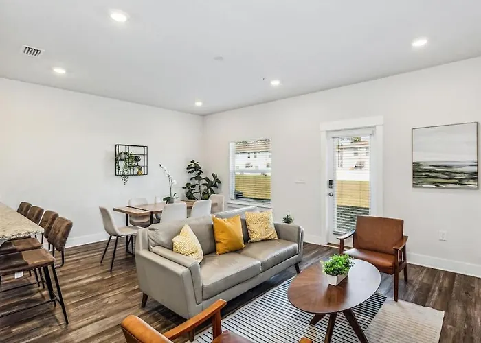 Luxury Townhome Near Downtown And Apartment